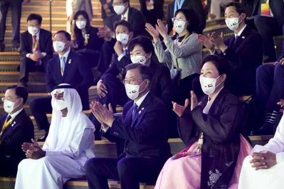 두바이 엑스포 한국관서 공연보는 문재인 대통령
