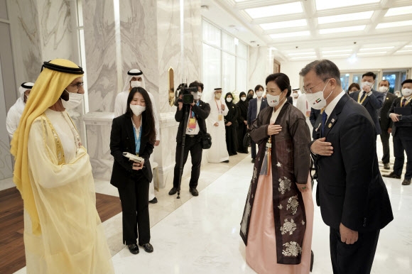 회담 마친 문대통령과  알막툼 UAE 총리