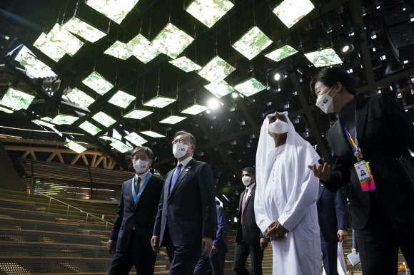 두바이 엑스포 한국관 둘러보는 문재인 대통령