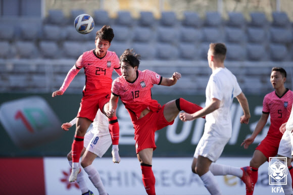 지난 15일(한국시간) 터키 안탈리아 마르단 스타디움에서 열린 아이슬란드와의 축구 국가대표팀 친선 경기에서 엄지성(24번)이 다섯 번째 골인 헤더슛을 하고 있다. 대한축구협회 제공