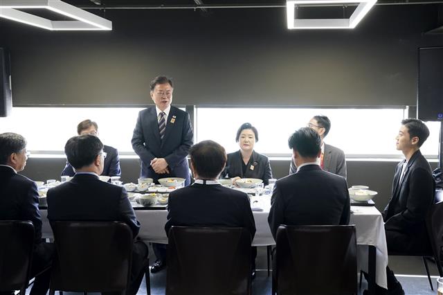 문대통령, 두바이엑스포 한국관 관계자 격려