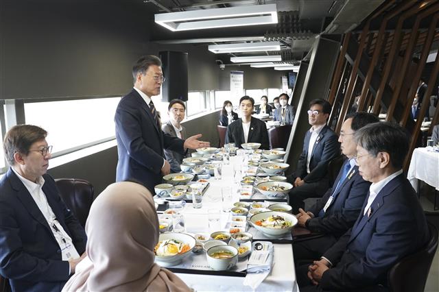 문재인 대통령, 한국관 관계자 격려오찬