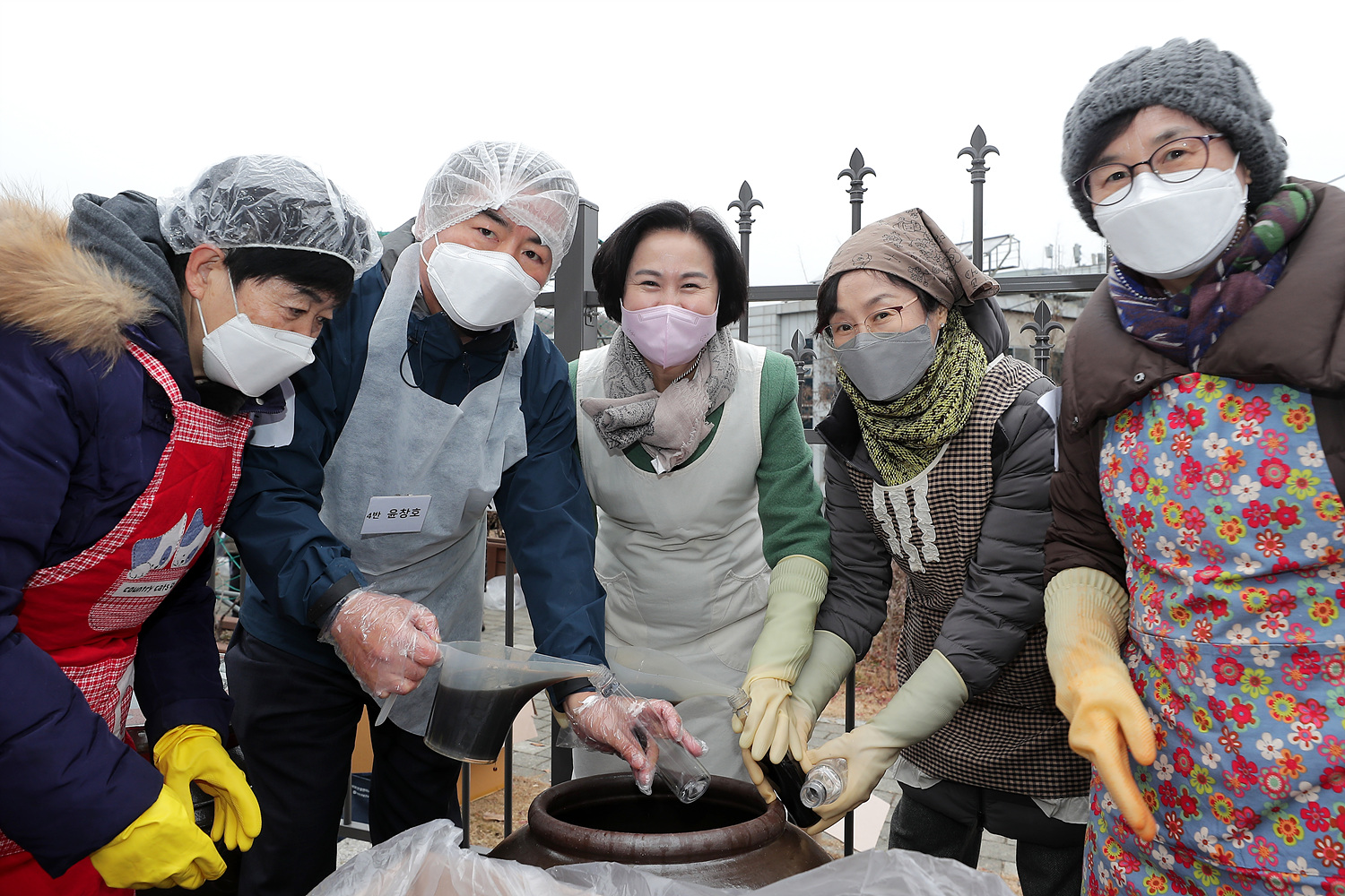 김수영(가운데) 서울 양천구청장이 지난해 양천장독대 사업에 참여해 주민들과 장을 담그고 있다. 양천구 제공 