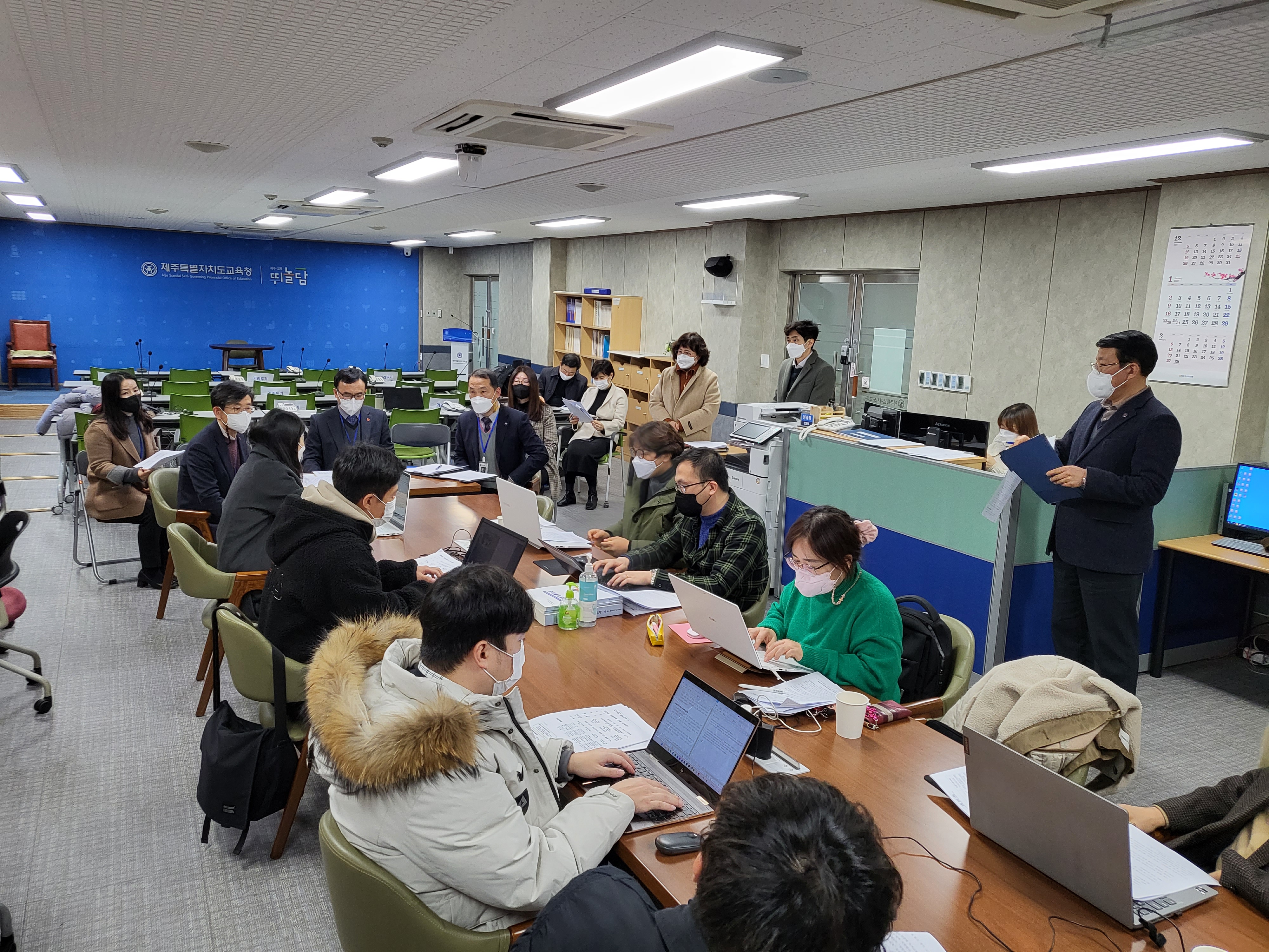 제주도교육청이 18일 청사내 기자실에서 올해 제주교육 7대 희망정책을 설명하고 있다. 