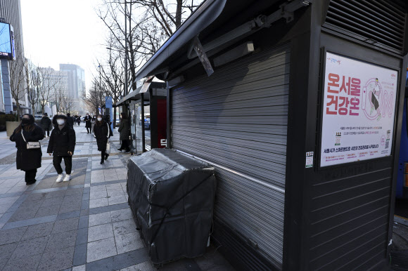 서울의 한 가로판매대 문이 18일 닫혀 있다. 보도에 있는 가로판매대와 구두수선대가 편의점 급증 등으로 사라지고 있다. 연합뉴스