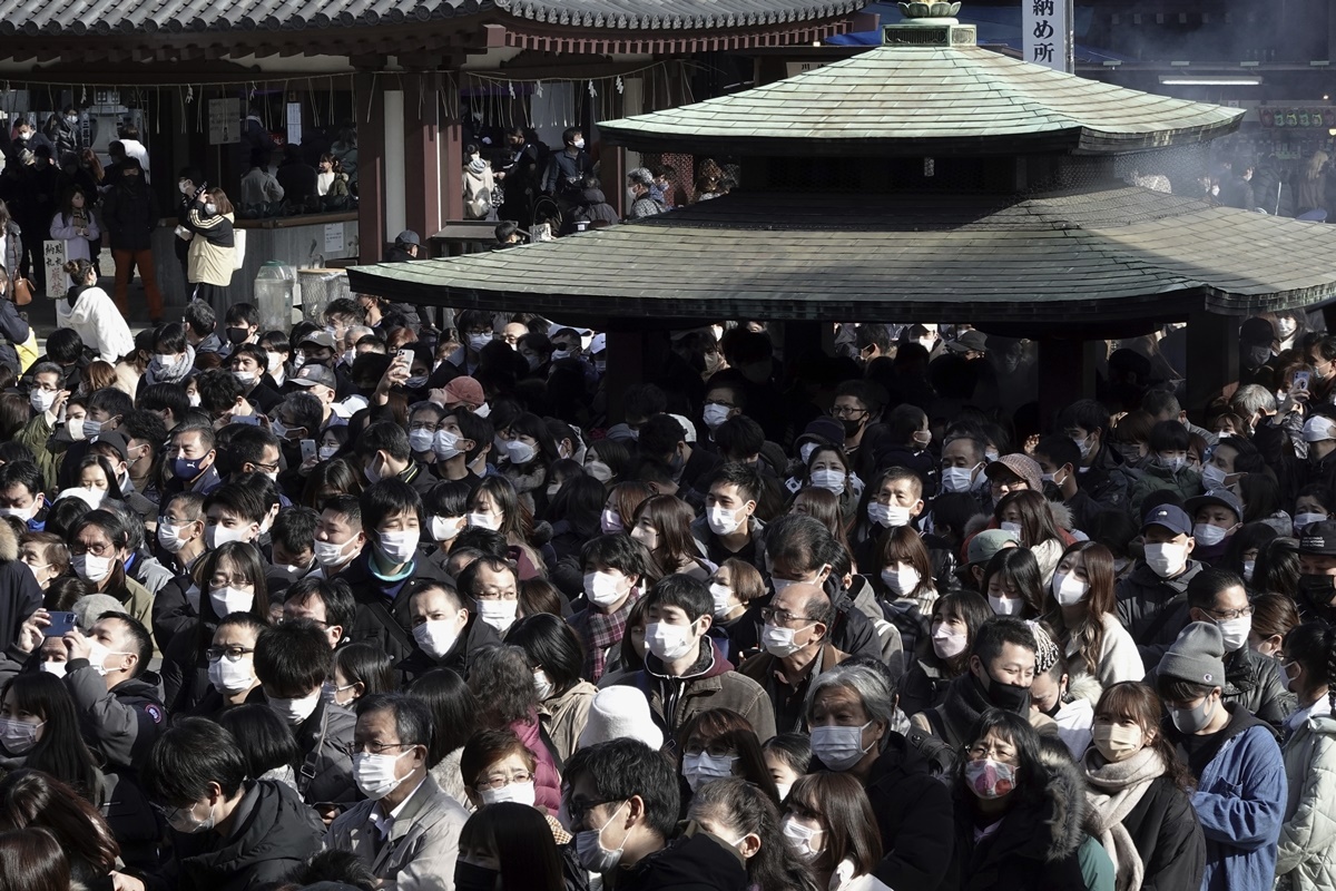새해 복 기원하기 위해 절 찾은 일본 시민들