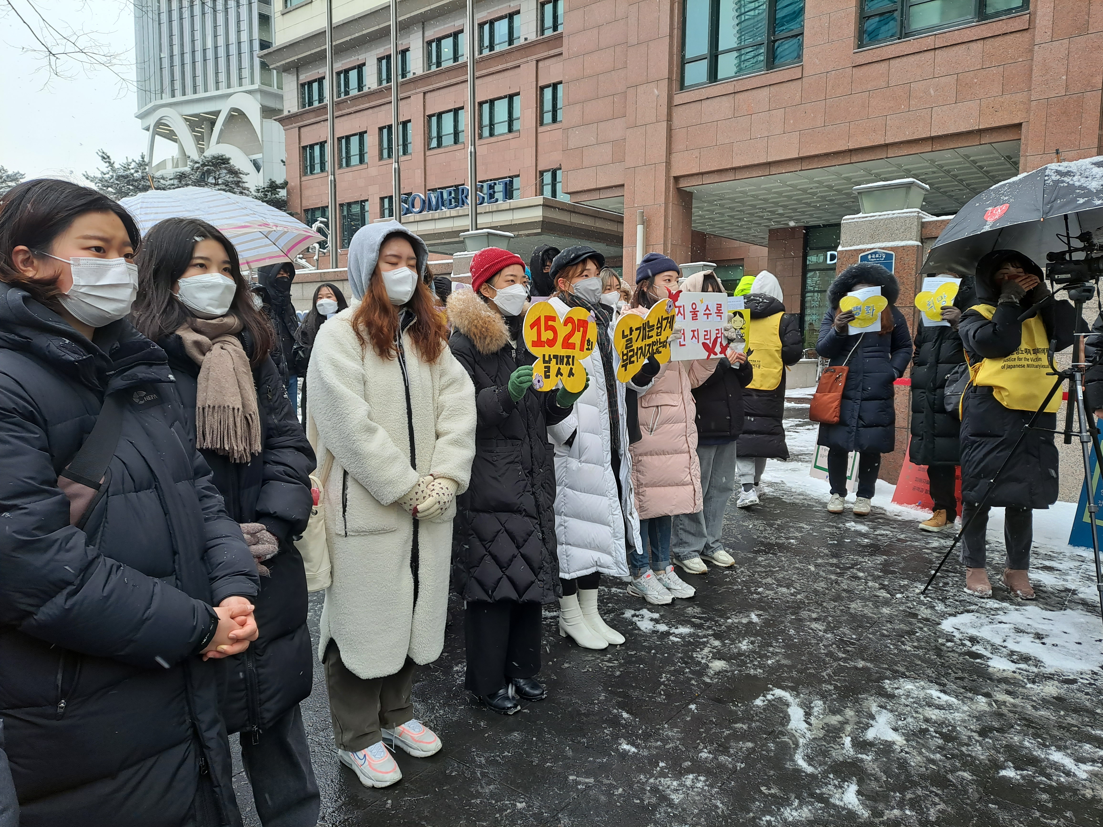정의기억연대가 19일 서울 종로구 옛 일본대사관 근처에서 1527차 정기 수요시위를 열고 일본군 ‘위안부’ 피해 문제에 대한 해결을 촉구하고 있다.