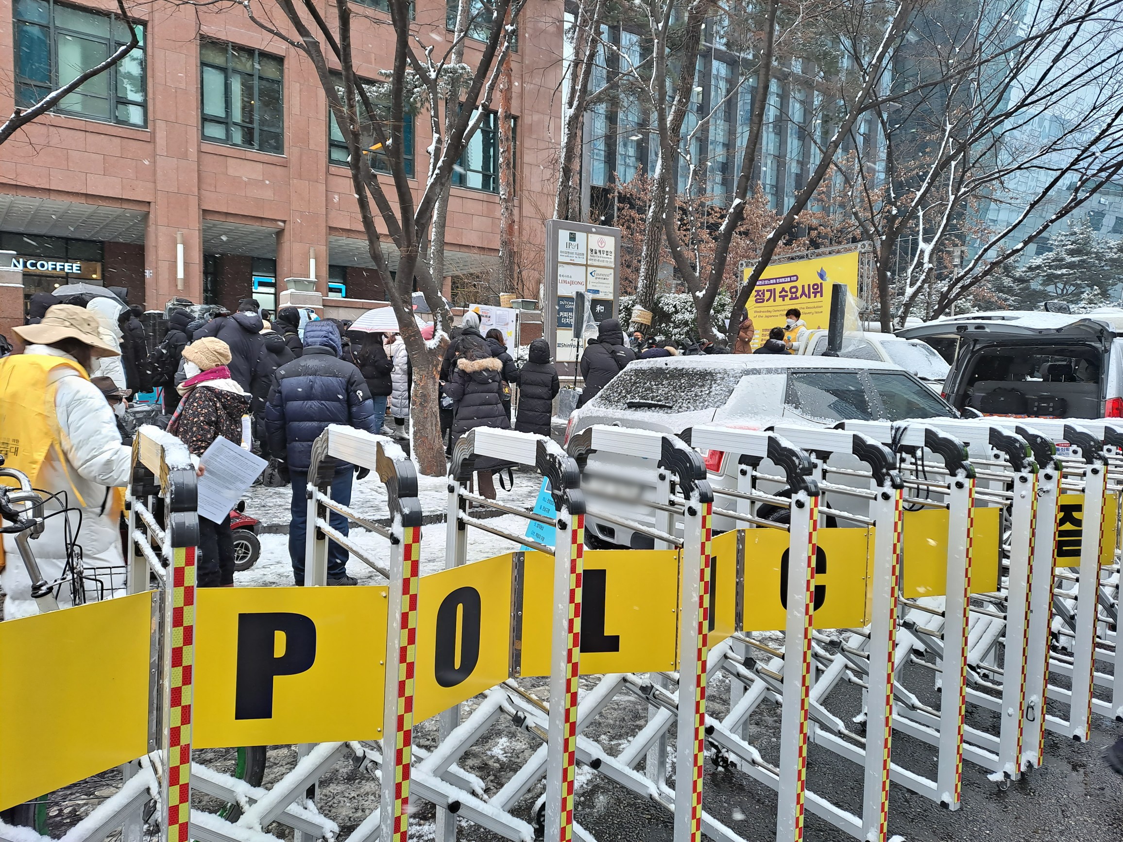 정의기억연대가 19일 서울 종로구 옛 일본대사관 근처에서 1527차 정기 수요시위를 열고 일본군 ‘위안부’ 피해 문제에 대한 해결을 촉구하고 있다.