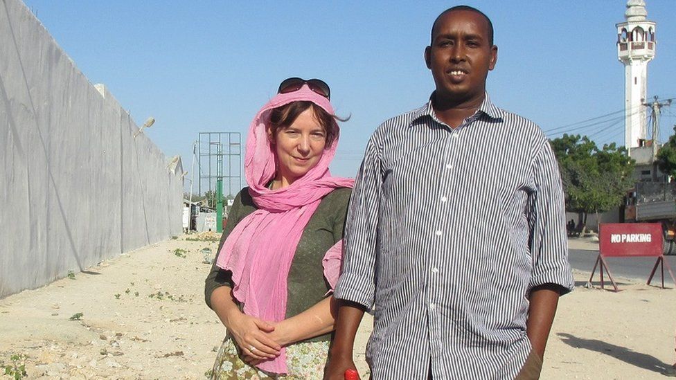 모알리무가 오랜 우애를 맺어 온 영국 BBC 월드서비스 아프리카의 편집인 매리 하퍼와 포즈를 취하고 있다. 매리 하퍼 제공 영국 BBC 홈페이지 재인용 