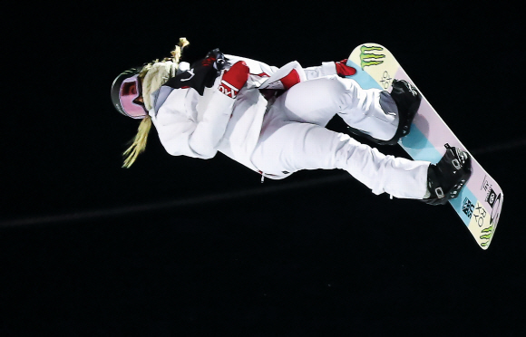 동계올림픽 스노보드 2연패에 도전하는 클로이 김이 지난 16일 스위스 락스에서 열린 국제스키연맹(FIS) 스노보드 월드컵 여자 하프파이프 결승에서 점프 뒤 현란한 로데오 플립 기술을 구사하고 있다.  락스 신화 연합뉴스