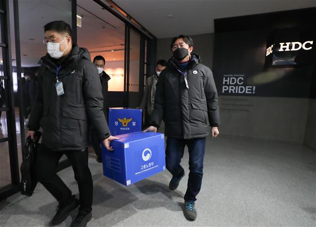 고용노동부와 경찰이 19일 서울 용산구에 위치한 HDC현대산업개발 본사 사무실을 압수수색했다.<br>뉴스1