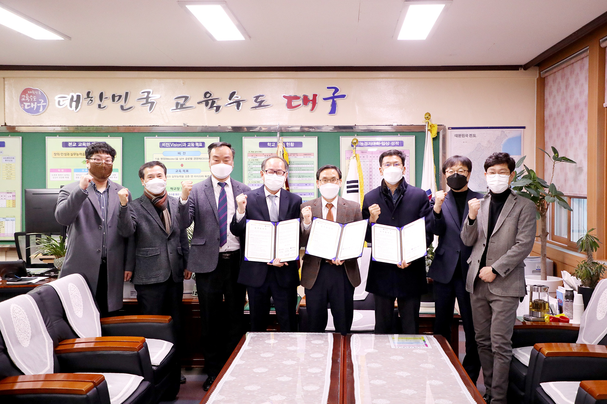 19일 경북기계공업고등학교 교장실에서  지역 일자리 활성화를 위한 삼자간 업무협약을 체결했다
