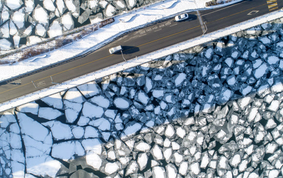 오늘도 한강은 꽁꽁