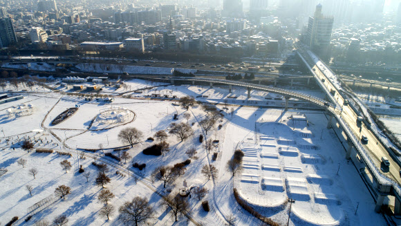 설원으로 바뀐 한강공원