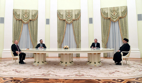 블라디미르 푸틴(왼쪽) 러시아 대통령과 세예드 에브라힘 라이시(오른쪽) 이란 대통령이 19일(현지시간) 러시아 모스크바 크렘린에서 정상회담을 하고 있다. 모스크바 EPA 연합뉴스