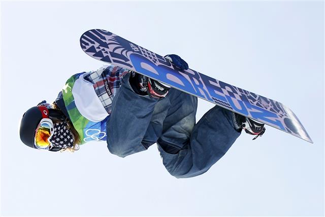 미국 스노보드의 전설 숀 화이트가 2010 밴쿠버올림픽에서 열린 남자 하프파이프 예선에서 고난도 기술을 펼치고 있다.  로이터 연합뉴스