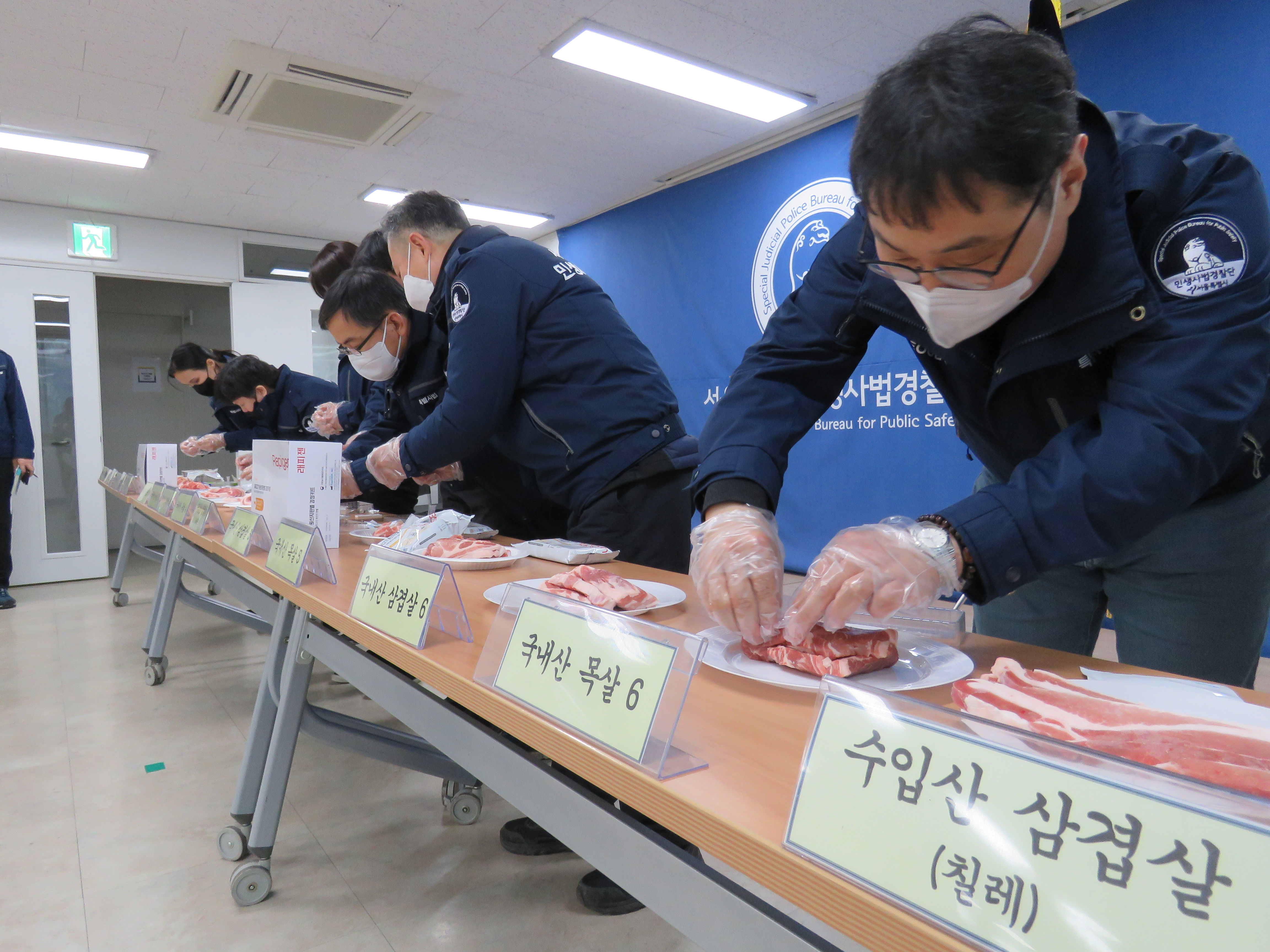 서울시 민생사법경찰단 수사관들이 지난해 개발한 원산지 신속 검정키트를 활용해 돼지고기 원산지를 점검하는 모습을 시연하고 있다. 서울시 제공 