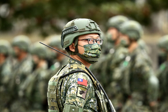 대만군 병사가 21일(현지시간) 대만 타이둥의 한 군사기지에서 차이잉원 대만 총통의 방문 중 행진을 하고 있다. 차이잉원 총통은 중국과 대만의 군사적 긴장이 고조되는 가운데 대만의 방위력을 강화하겠다고 약속했다. EPA 연합뉴스