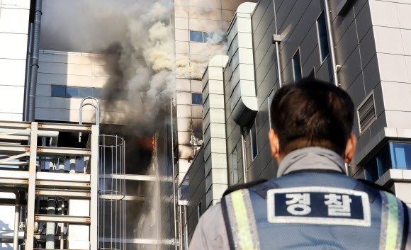 청주 배터리공장 화재…진화 중