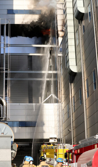 청주 배터리공장 화재…진화 중