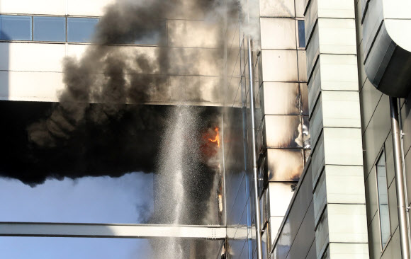 청주 배터리공장 화재…진화 중