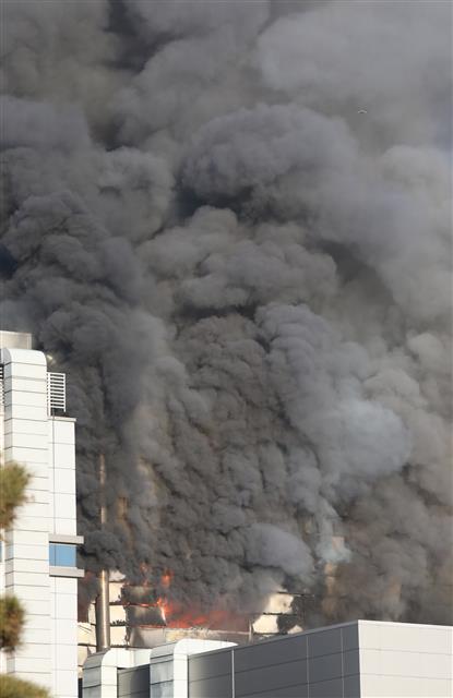 치솟는 검은 연기