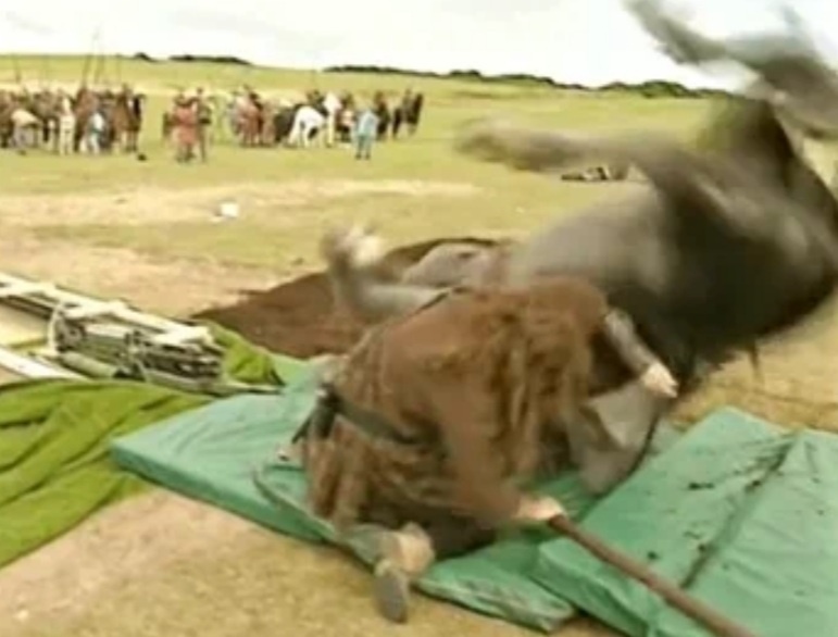 할리우드 영화 ‘브레이브하트’의 낙마 장면 촬영 방법. 낙마 장면에는 ‘말 인형’이 사용됐고, 말이 다치거나 죽는 일은 없었다. 유튜브 캡처
