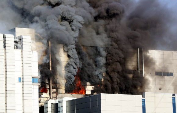 21일 오후 3시쯤 충북 청주시 오창읍 에코프로비엠 청주공장에서 불이 나 불길과 연기가 하늘로 치솟고 있다. 연합뉴스
