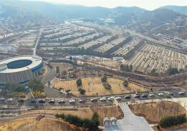 설 연휴를 일주일 앞둔 22일 인천가족공원을 찾은 차량들이 길게 줄 서 있다. 인천시설공단 가족공원사업단은 코로나19 확산 방지를 위해 오는 29일부터 내달 2일까지 화장장을 제외한 전 시설을 임시 폐쇄한다. 2022.1.22 뉴스1