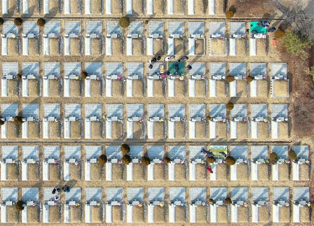 설 연휴를 일주일 앞둔 22일 인천가족공원을 찾은 시민들이 성묘를 하고 있다. 인천시설공단 가족공원사업단은 코로나19 확산 방지를 위해 오는 29일부터 내달 2일까지 화장장을 제외한 전 시설을 임시 폐쇄한다. 2022.1.22 뉴스1