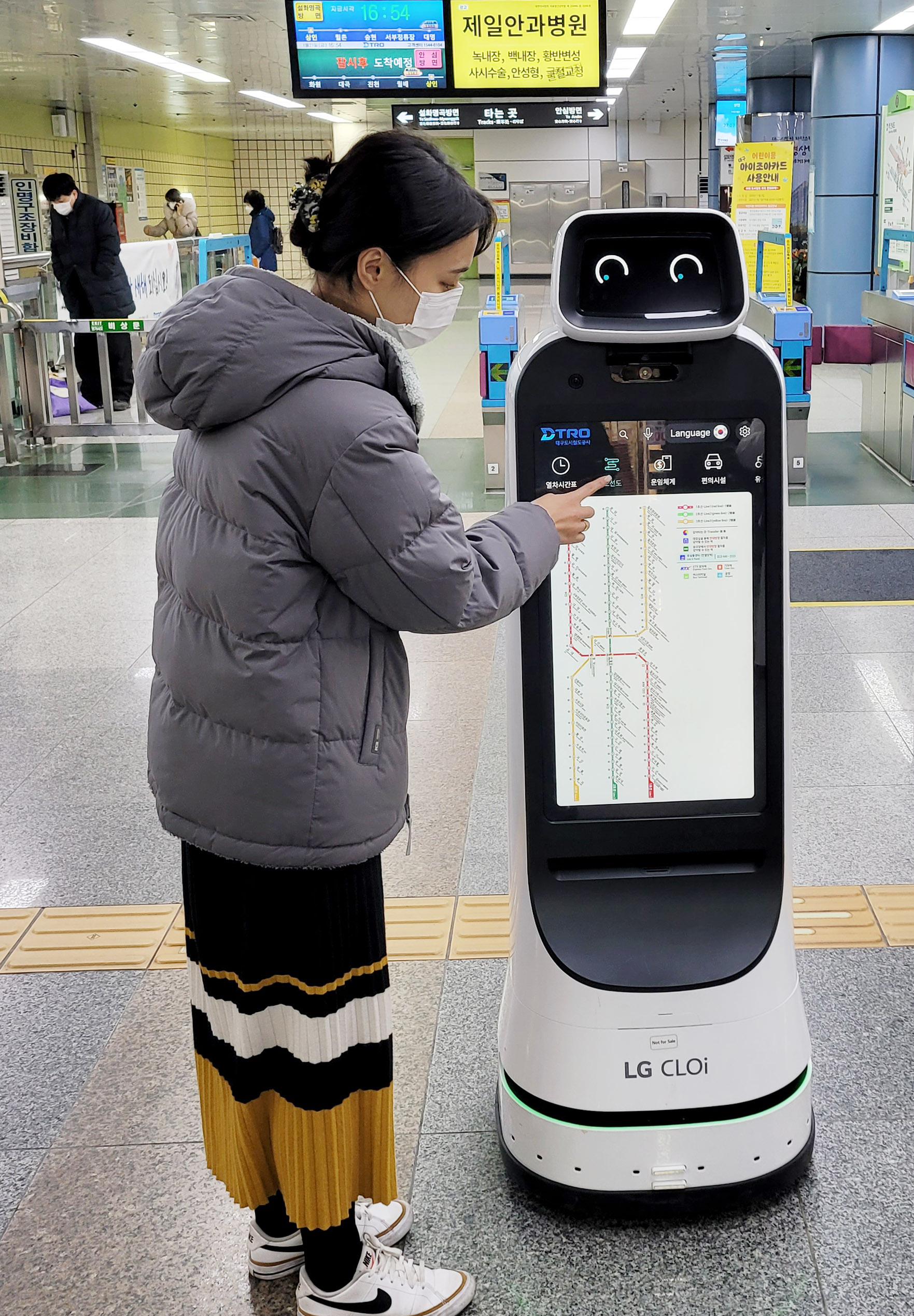 지하철을 이용하는 한 시민이 LG 클로이 가이드봇을 통해 노선도를 확인하고 있다. LG전자 제공.