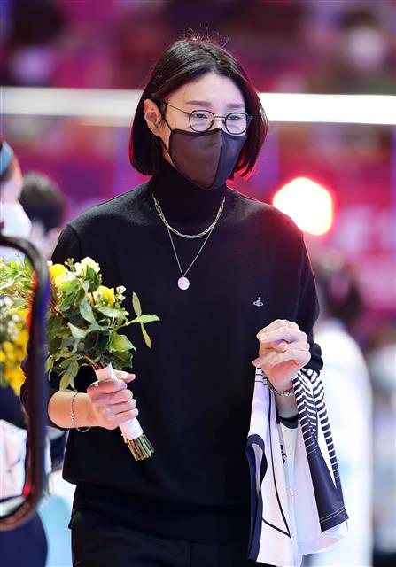 ‘배구 여제’ 김연경 ‘감사 선물 손에 들고’