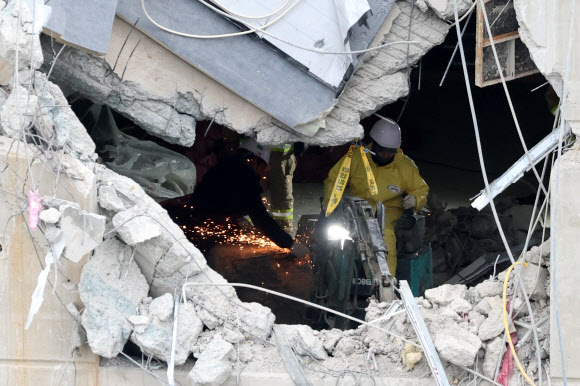 22층 잔해 제거에 투입된 굴삭기