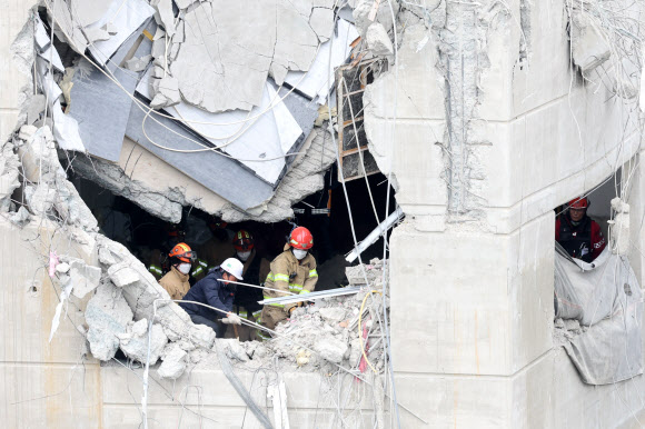 잔해 더미와의 사투