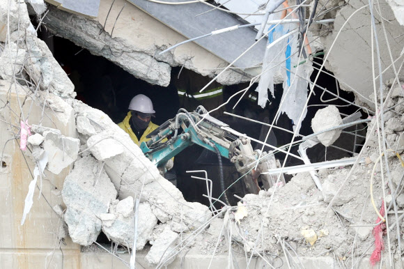 상층부 잔해 제거에 투입된 중장비