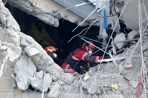 잔해더미에서 실종자 수색