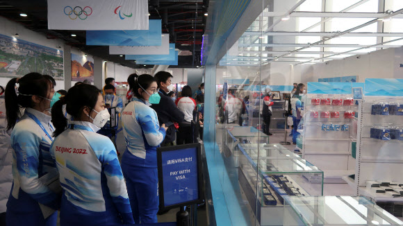 유니폼 입고 올림픽 프레스센터 관람하는 베이징 주민들 