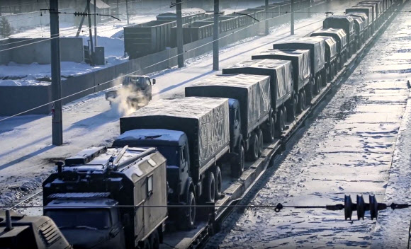 러시아군 트럭들이 다음달 벨라루스와의 합동 군사훈련을 위해 열차에 실려 이동하고 있다. 러시아 국방부가 24일(현지시간) 공개한 사진이다. EPA 연합뉴스 