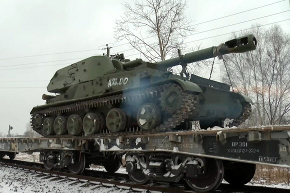 러시아와 우크라이나 간 군사적 긴장이 고조되고 있는 가운데 24일(현지시간) 러시아군 탱크가 열차에 실려 이웃 국가 벨라루스의 역에 도착하고 있다.  타스 연합뉴스