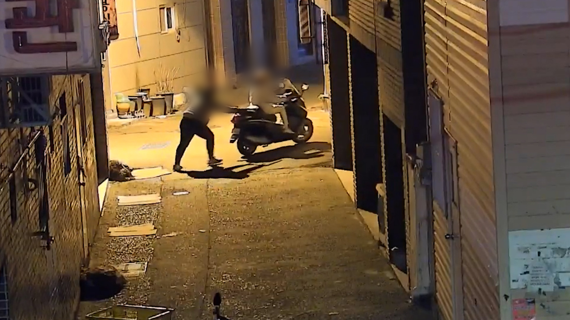 오토바이를 훔치는 10대들의 모습이 CCTV에 잡혔다. 울산시 중구 제공.