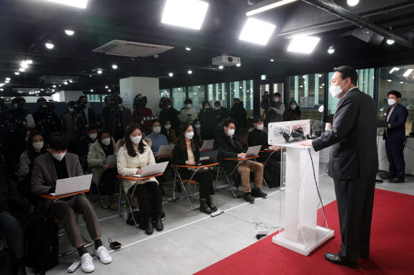 국민의힘 윤석열 대선 후보가 25일 오전 서울 여의도 당사에서 ‘공기는 맑게, 쓰레기는 적게, 농촌은 잘살게’를 주제로 한 환경·농업 관련 공약을 발표한 뒤 질의응답을 하고 있다. 2022.1.25 국회사진기자단