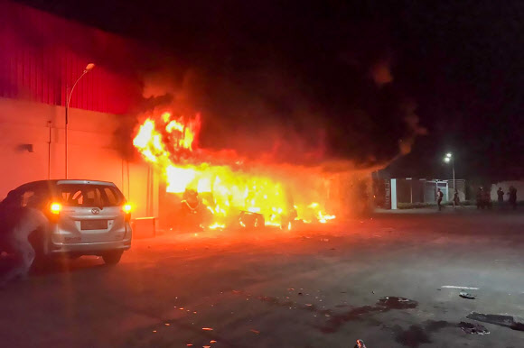 인도네시아 서파푸아주 소롱시의 한 나이트클럽에서 화재가 발생해 19명이 숨졌다. 2022-01-25 AFP 연합뉴스