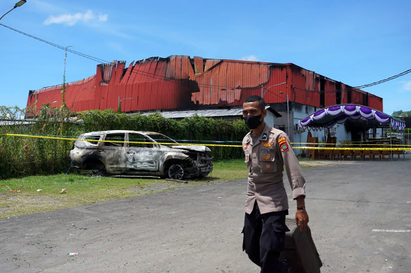 인도네시아 서파푸아주 소롱시의 한 나이트클럽에서 화재가 발생해 19명이 숨졌다. 2022-01-25 AP 연합뉴스