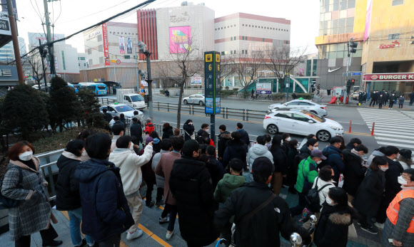 부산 지하철 일부 운행중단…셔틀버스 기다리는 시민들