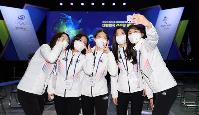 쇼트트랙 여자대표 선수들이 25일 서울 송파구 올림픽공원 올림픽홀에서 열린 2022 베이징동계올림픽 선수단 결단식에서 행사가 끝난 후 기념촬영을 하고 있다. 뉴스1