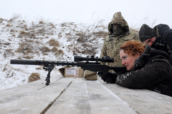 군사 훈련 중인 우크라 민간인 여성