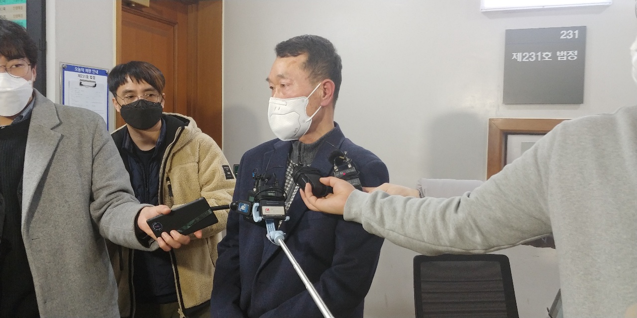 나종기씨가 지난 25일 대전지법에서 있은 항소심 선고 후 법정 복도에서 취재진과 만나 판결에 대해 불만을 터뜨리고 있다.