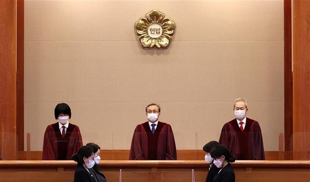 대심판정에 선 헌법재판관들