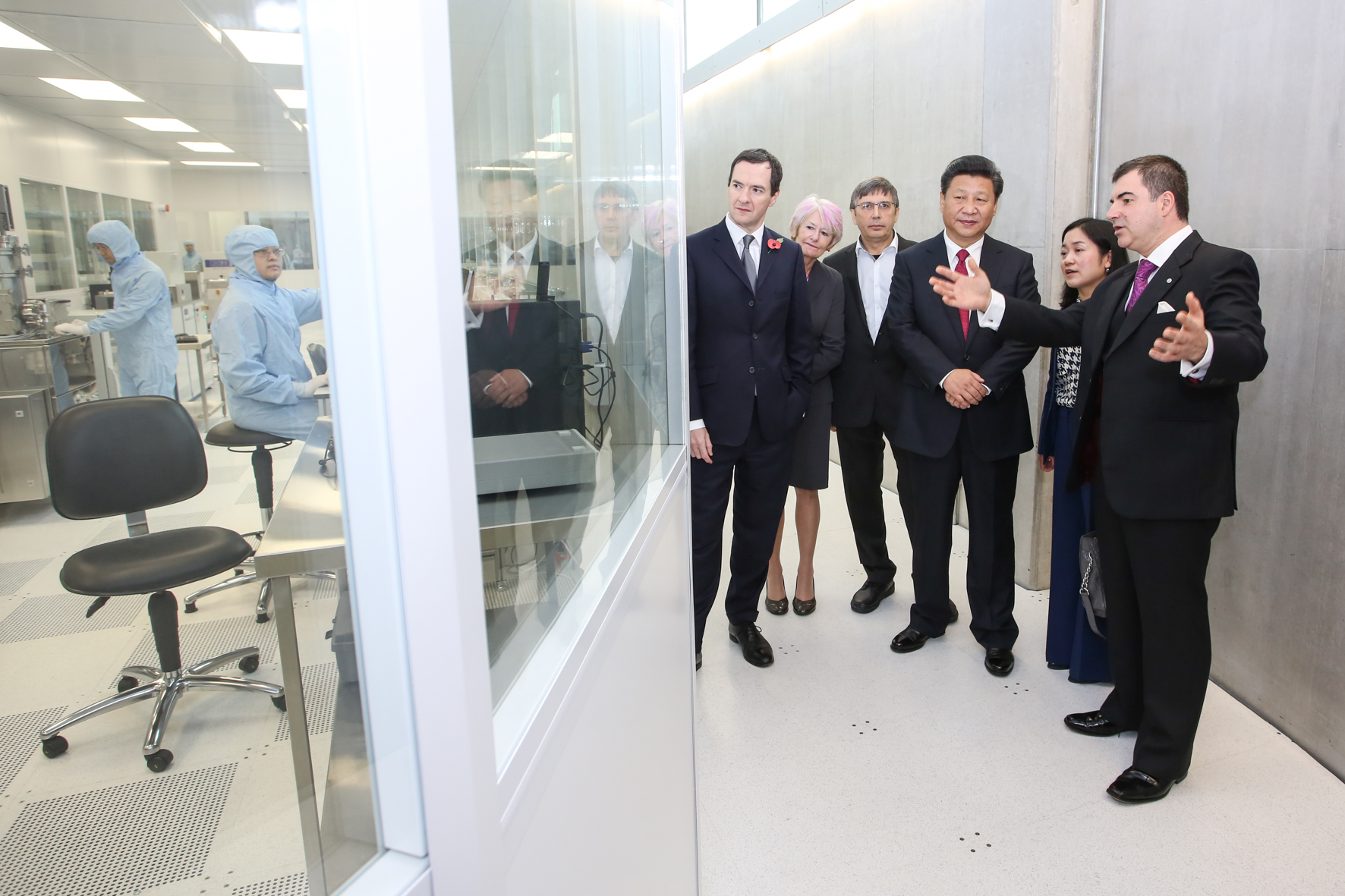 2015년 영국을 방문한 시진핑(오른쪽 세번째) 중국 국가주석이 영국 그래핀 연구의 산실이 맨체스터대학 국립 그래핀 연구소를 찾아 설명을 듣고 있다. 맨체스터대학 제공