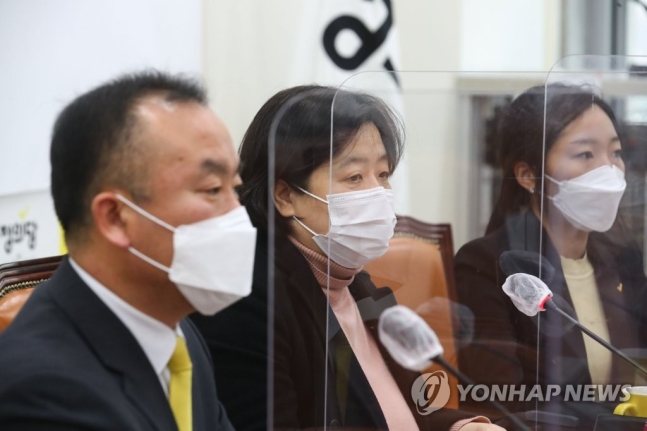 왼쪽부터 김응호, 배복주 부대표, 강민진 청년정의당 창당준비위원장